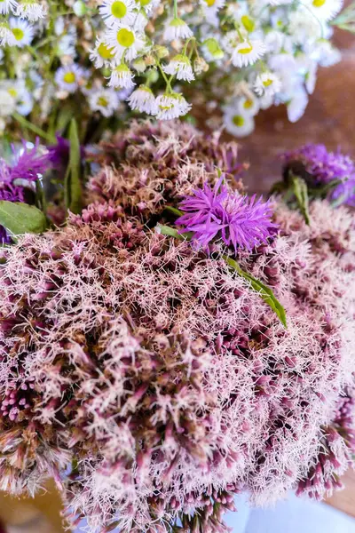 Büyük buketler, kır çiçekleri, beyaz papatyalar, mavi, genç elleri, tutuş, arka plan yeşilliği, yaz, gezi, yürüyüş, seyahat, Avrupa, Ukrayna,
