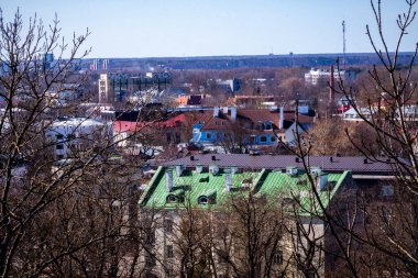 çıplak ağaç dalları, çok katlı binaların çatıları, yeşil, modern, bacalar, tavan arası pencereler, binalar, eski şehir, üst manzara, gözlem kulesinden kentleşmiş, tepeler, ufuk, mavi gökyüzü, seyahat, Avrupa, mimari, manzara, manzara, gökyüzü