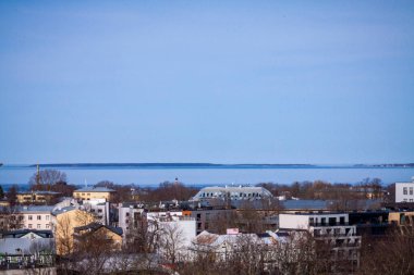 çok katlı binaların çatıları, modern, orijinal, çıplak ağaçlar, binalar, eski şehir, üst manzara, gözlem kulesinden, nehir, koy, tepeler, ufuk, mavi gökyüzü arka planı, yürüme, seyahat, avrupa, sahil, panorama, kıyı şeridi