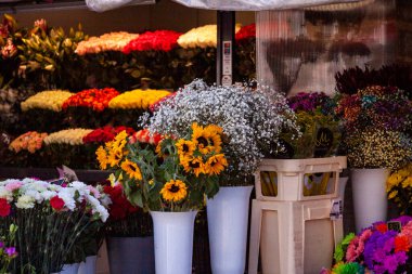 Çiçekçide, vazolarda, incecik yüksükotu, ayçiçeği buketi, karanfiller, güller, parlak, renkli, orijinal, zarif, bahar, gezinti, eski şehir, yürüyüş, turizm, seyahat,