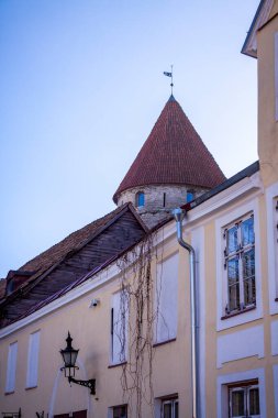 noktalı ortaçağ kulesi modern evin üzerinde, taş işçiliği, kırmızı kiremitli çatılar, tarihi, rüzgar gülleri, sokak lambaları, duvarda, sokak, Avrupa kenti, antik binalar, dekor, gökyüzü, gezinti, eski şehir, turizm, seyahat, mimari, orijinal, 