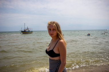 Genç kız, kumsalda duran sarışın, gülümseyen, objektife bakan, uzun saçlı, portre, mayo, su, deniz, ufuk, dinlenme, tatil, sahil, bikini