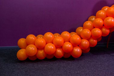 Çelenk, turuncu balonlar, mor arka plan, dekorasyon, iç mekan, çocuk oyun merkezi, bayram, doğum günü, izin günü, kapanış