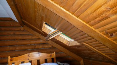 Massandra 'nın eğimli bir çatısında açık bir pencere, yatak, iç mekan, ahşap tatil evi, yolculuk, turizm