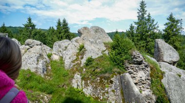  Sarışın kız, arkasını dönmüş, portre, dağlara bakıyor, büyük kale kalıntıları, kale duvarları, kale harabeleri, dağ manzarası, orman, yakın plan, doğa, gezi, seyahat, tatil, yeşillik, bulutlar.