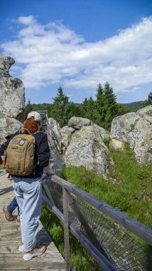 Kızıl saçlı kadın arkasında büyük şato harabeleri, duvar, kale harabeleri, büyük taş bloklar, yüksek binalar, dağ manzarası, orman, ön plan, gezinti, seyahat, tatil, yeşillik, orta çağ, dağlar, yaz, yolculuk, Avrupa