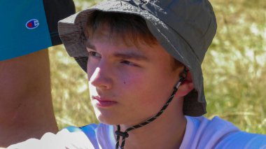 Tatlı gülümseme, yana bakan, yakışıklı, tam yüz, yakın çekim, açık hava, yeşillik, oturma, seyahat, yaz, tatil, yürüyüş, okul çocuğu