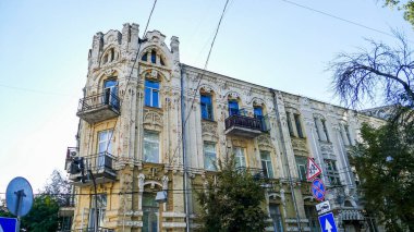 Geçen yüzyılda ev, antika, farklı stiller, dört katlı bina, mimari, eski balkonlar, şehir merkezi, kavşak, yol tabelaları, yaz, seyahat, Avrupa, gökyüzü, turizm