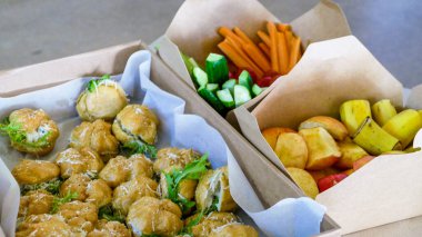 Dilimlenmiş sebzeler, karton kutularda meyveler, masanın üzerinde, muhallebi kekleri, turtalar, sosis sepetleri, yemek, çerez, açık büfe, salatalık, domates, havuç, elma, muz, taze, sağlıklı yiyecekler, yeşiller