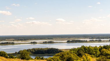 Ağaçlar, uzak plan, pitoresk nehir, yeşil adalar, suda, güzel, ufuk, sonbahar çimi, dinyeper, tatil, yaz, güneşli, gezinti, turizm, bulutlar, manzara, gökyüzü, gün doğumu, göl, ada, gün batımı