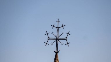 Orijinal haç, antik, ahşap kilise, tepede, eski, tarihi, bina, çan kulesi, kutsal yer, doğa, yeşillik, yaz, park, uzak plan, çatı, çan kulesi, ortodoks, katolik, dini, sembol, gökyüzü, din