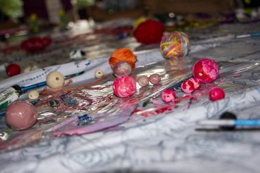 Kızlar ellerinde boncuk, kolye için beyaz, mor, kolye için, ahşap boyalar, bilezikler için, çocuklar, master sınıfı, yaratıcılık, sanat, el yapımı, dekorasyon, tasarım, yakın plan, güzellik, kadın