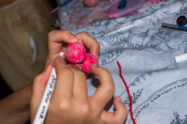 Çocuk elinde boncuk tutuyor, kolye için, ahşap boncuklar, boyalar, bilezikler için, çocuklar tarafından yapılmış, master sınıfı, yaratıcılık, sanat, yakın çekim, el yapımı, tasarım, eller, dekorasyon