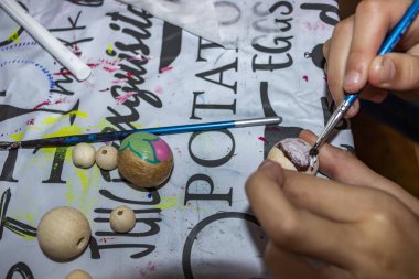 Çocuk elinde boncuk tutuyor, kolye için, ahşap boncuklar, boyalar, bilezikler için, çocuklar tarafından yapılmış, master sınıfı, yaratıcılık, sanat, yakın çekim, el yapımı, dekorasyon, tasarım,