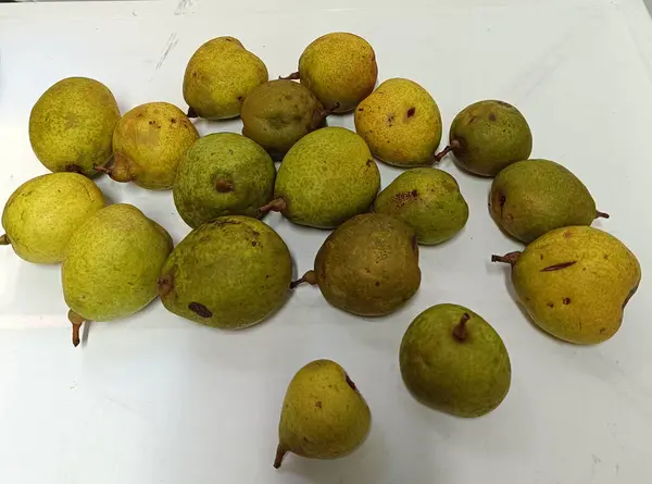 Beyaz arka planda taze olgun armutlar