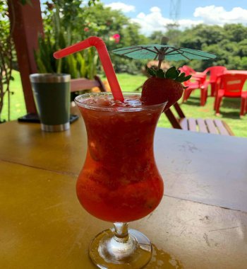 İçkiler Çilek Buzu 'ndan. 