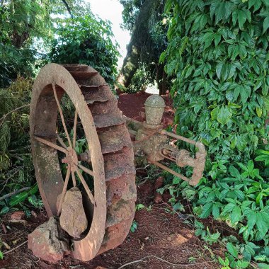 Zemini kesmek için paslı metal tekerlek