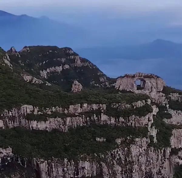 Dağ egzotik delik taşı 