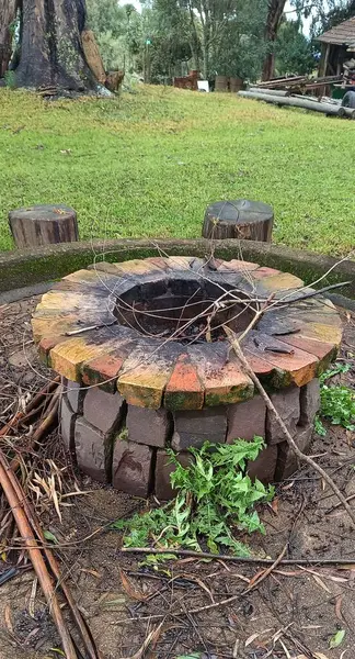 Ormanda büyük bir varil.