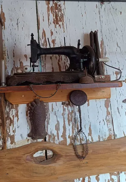 Eski ahşap dikiş makinesi