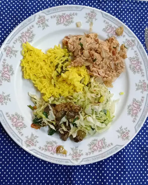 Tavuklu pilav, sebzeli ve sebzeli.