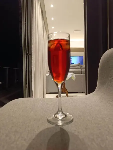 Bir bardak buzlu şarap ve arka planda kırmızı şarap..