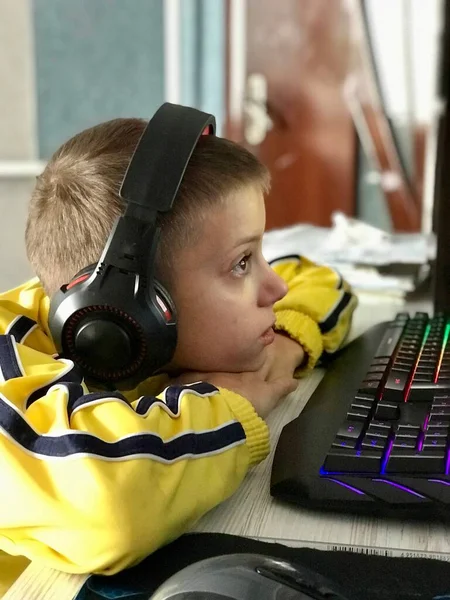 Een Elfjarige Jongen Een Koptelefoon Zit Avonds Achter Computer Speelt — Stockfoto