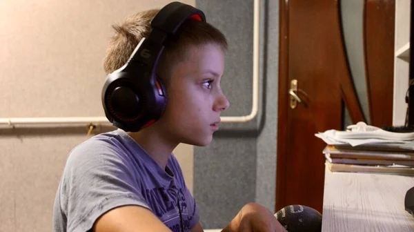 Menino Onze Anos Idade Fones Ouvido Senta Computador Noite Joga — Fotografia de Stock
