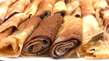 Yoğurtlu ve çikolatalı gözlemeler mutfakta kahvaltı ve akşam yemeği için hazırlandı.