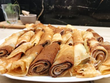 Yoğurtlu ve çikolatalı gözlemeler mutfakta kahvaltı ve akşam yemeği için hazırlandı.