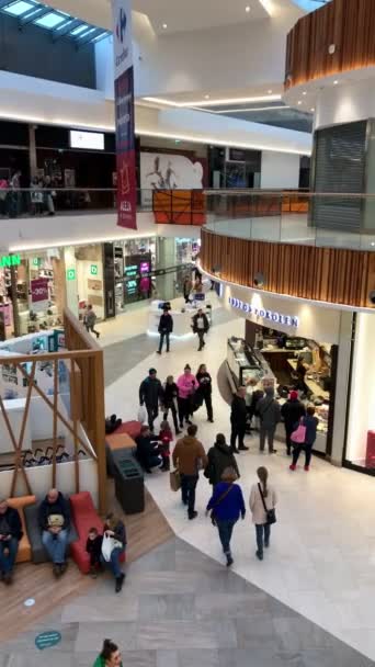 Breslau Winter 2022 Verschiedene Menschen Shoppen Einem Großen Einkaufszentrum Von — Stockvideo