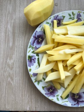 Patates kızartması yapmak için kesilmiş çiğ patates