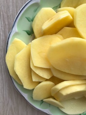 Pişirmek ve pişirmek için ham patatesler.