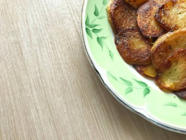 Kızarmış kahverengi patates yemek için hazır.