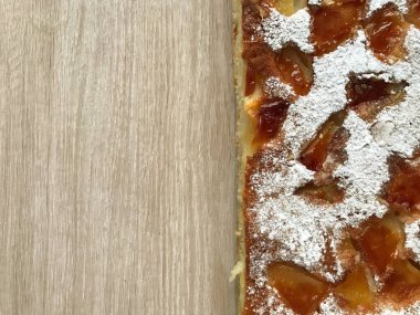 Oruç için mandalina dilimli fırında elmalı turta.