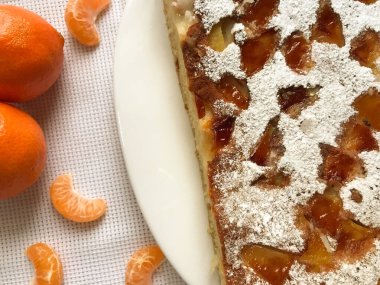 Oruç için mandalina dilimli fırında elmalı turta.