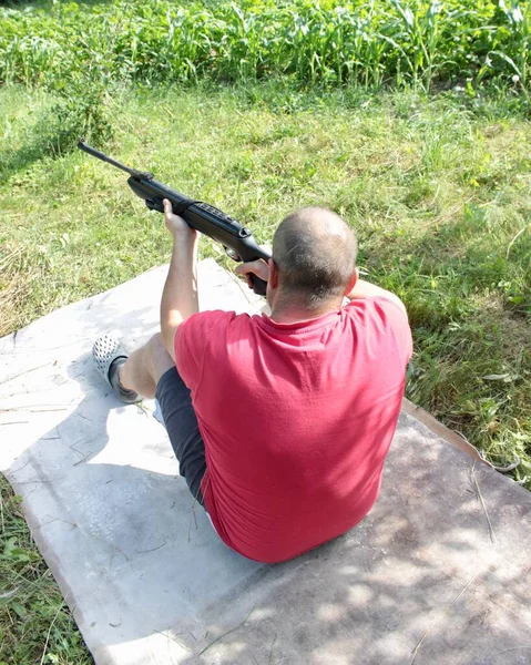 Чоловік Червоній Футболці Сидить Завантажує Кулемет Щоб Навчитися Стріляти Готуватися — стокове фото