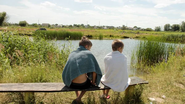 Dos Niños Después Nadar Río Sentarse Banco Envuelto Toallas Tomar — Foto de Stock