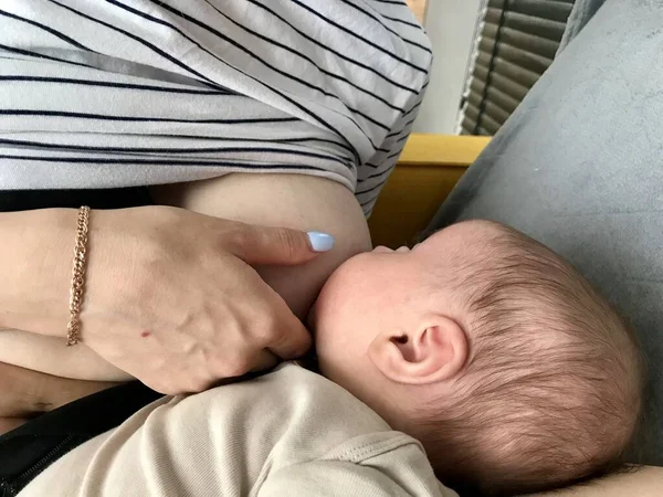 Una Giovane Madre Nutre Suo Bambino Con Latte Materno Tenendolo — Foto Stock