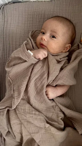 Новорожденный Смотрит Сосок Руке — стоковое фото