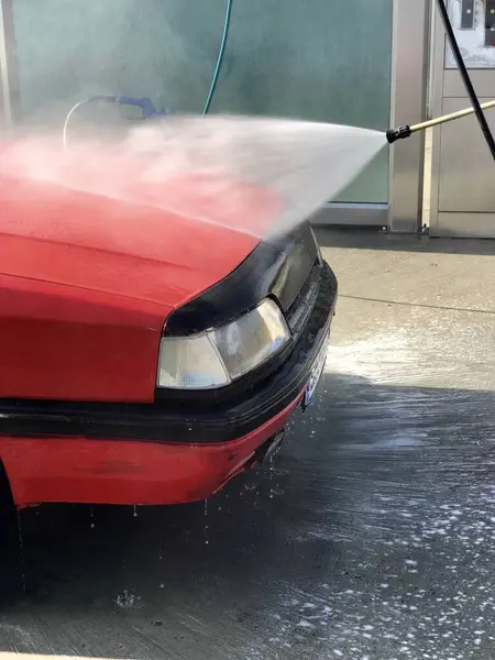Homem Lava Carro Vermelho Numa Lavagem Carros Com Detergente — Fotografia de Stock