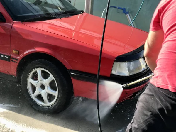 Мужчина Моет Красную Машину Автомойке Моющим Средством — стоковое фото