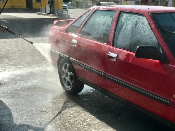 Mężczyzna Myje Czerwony Samochód Myjni Detergentem — Zdjęcie stockowe
