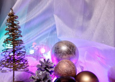 Oyuncak, koni ve çelenklerle dolu bir Noel masalı