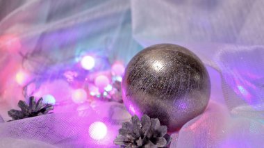 Oyuncak, koni ve çelenklerle dolu bir Noel masalı