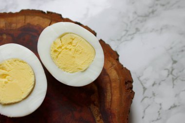 Ahşap bir tahtada mermer bir zeminde haşlanmış tavuk yumurtası. Yüksek kalite fotoğraf