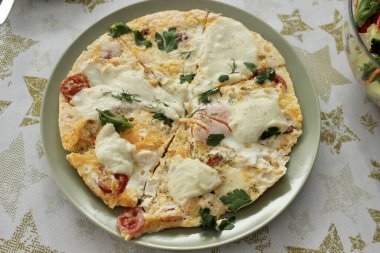 Lezzetli çırpılmış yumurtalı yuvarlak bir kase masanın üzerinde. Yüksek kalite fotoğraf