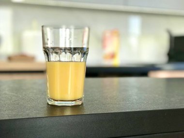 Masada taze sıkılmış bir bardak portakal suyu var. Yüksek kalite fotoğraf