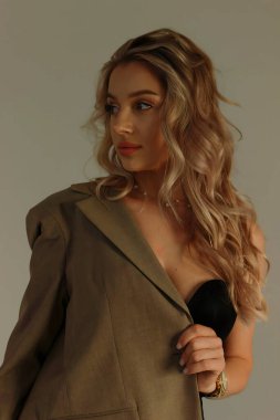 Uzun saçlı ve hoş görünümlü güzel bir sarışının portresi.