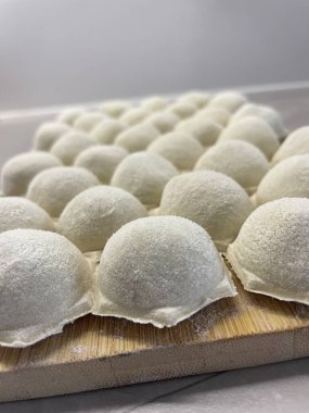 Hamur köfteleri ve kıyma tahtaya yapışmış. Yüksek kalite fotoğraf